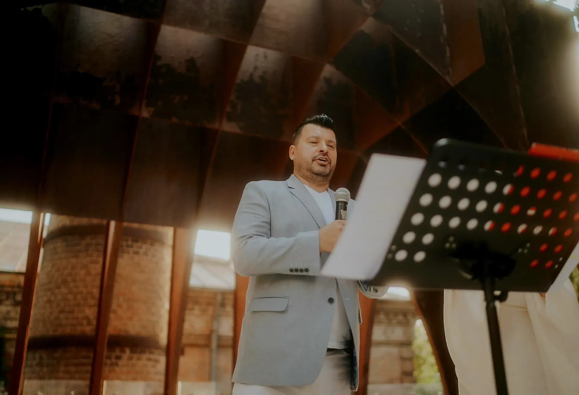 Tenorul Gabriel Bîrjovanu interpretând canzonete napolitane de la balcon, la evenimentul Sabato Italiano de la Casa Kieser din Iași