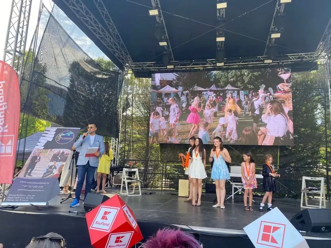 Concertul Magic Ludic la Palas Iasi 2026 - scena cu bannerul SCANDINAVIA Music School
