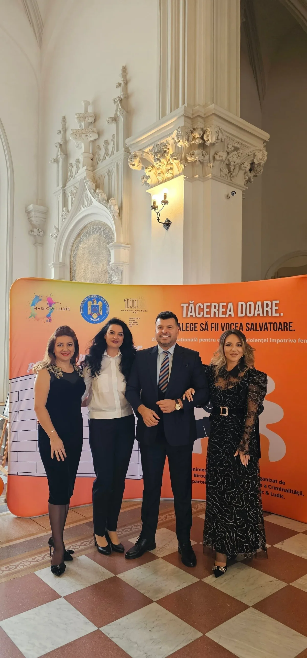 Gabriel Bîrjovanu și echipa SCANDINAVIA Music School la backdrop-ul campaniei Tăcerea doare