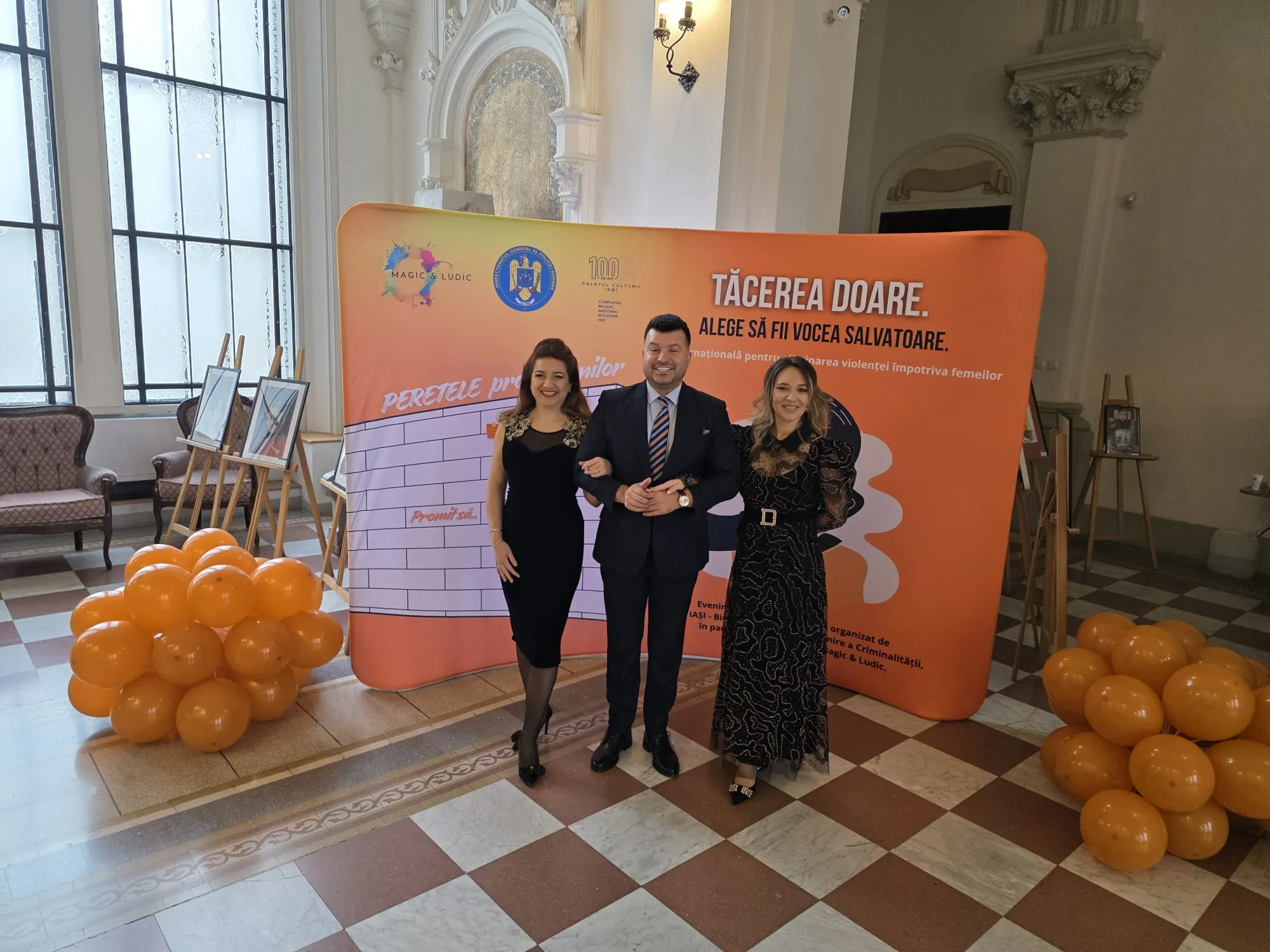 Gabriel Bîrjovanu alături de colege la backdrop-ul campaniei Orange the World