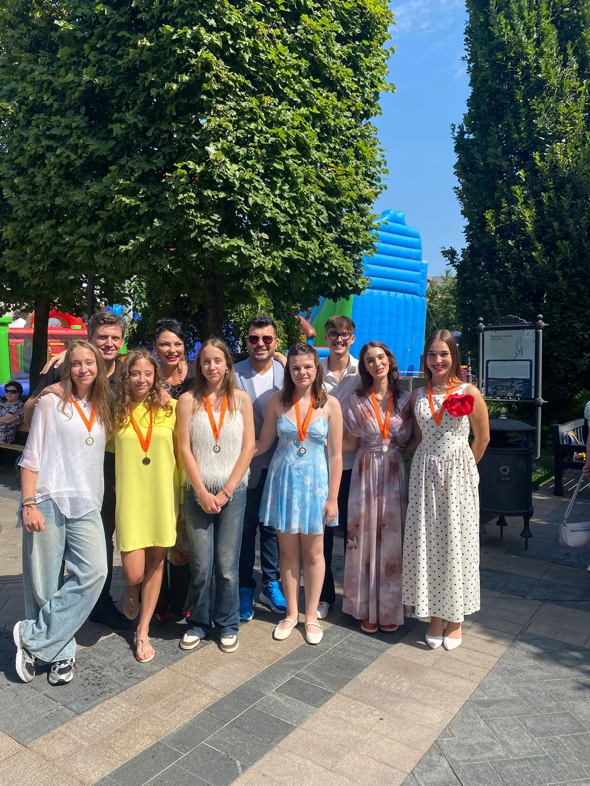 Elevii SCANDINAVIA Music School cu medalii, alături de profesori, după concertul Magic Ludic de la Palas